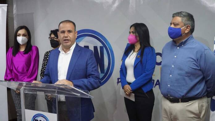 Morena en contra