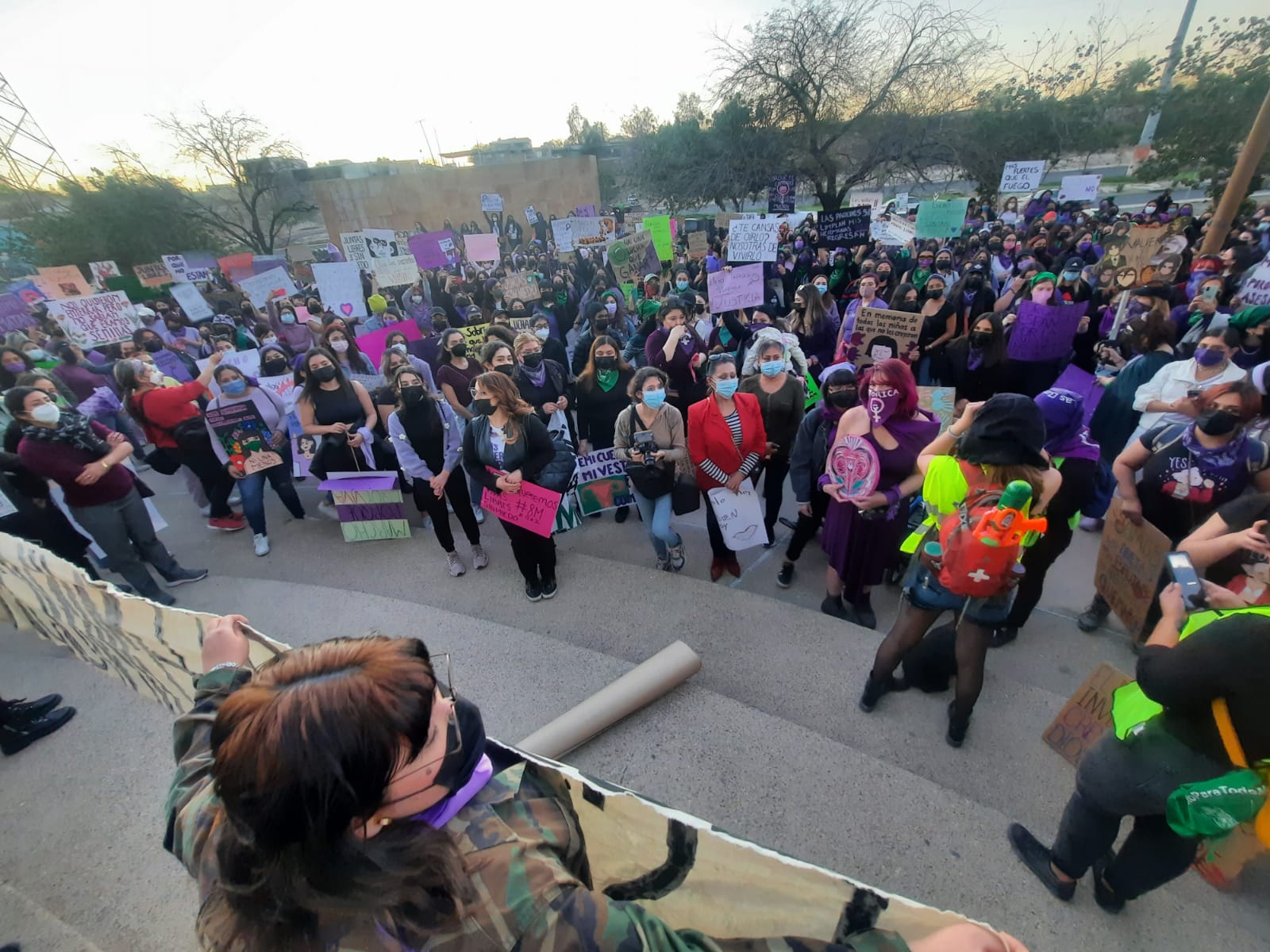 mujeres marchan