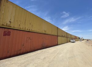 instalación de contenedores en la frontera