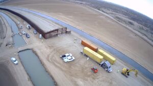 instalación de contenedores en la frontera