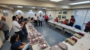 Entrega CESPM uniformes color Morena 3 uniformes color Morena