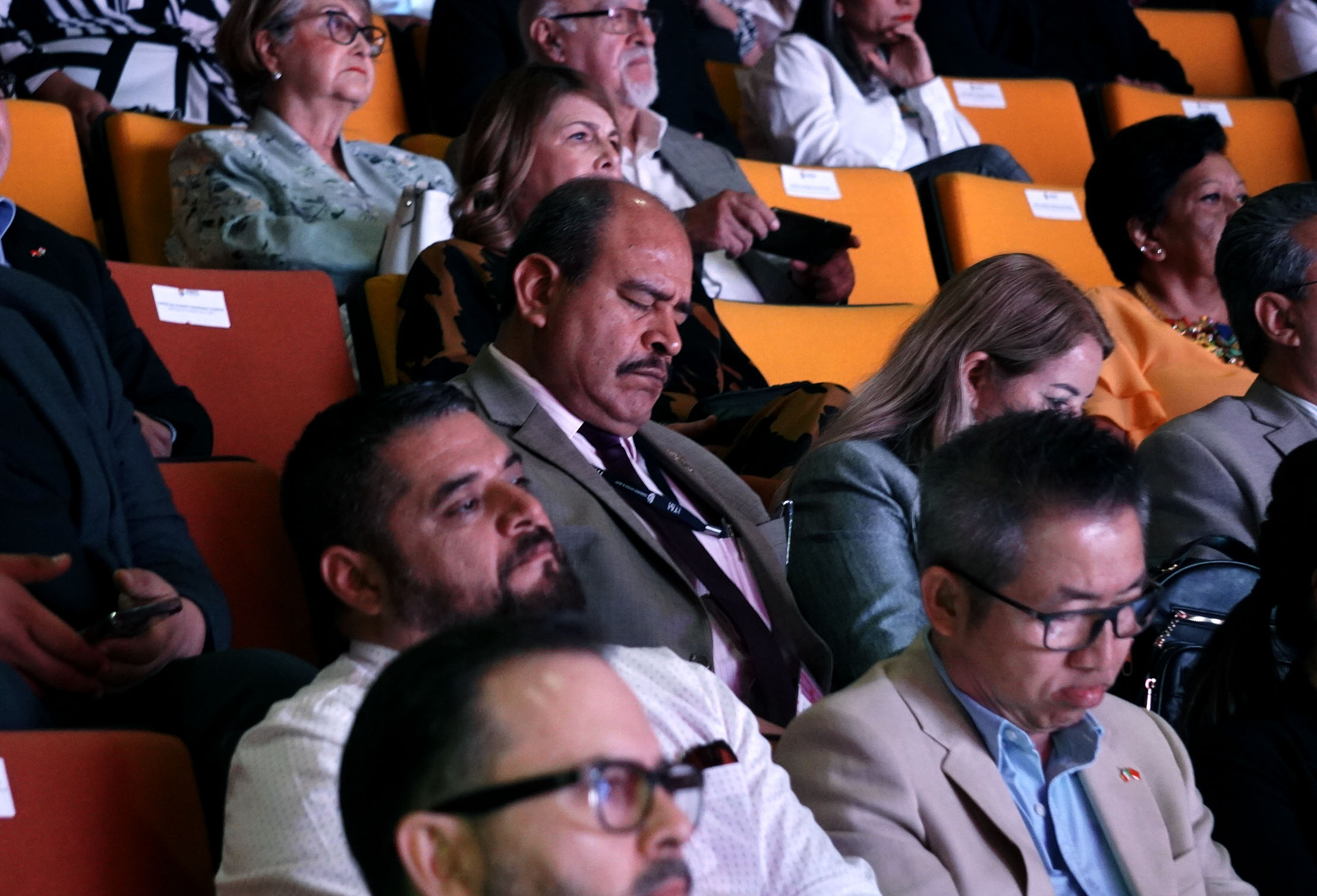 Este señor se durmió todo el evento