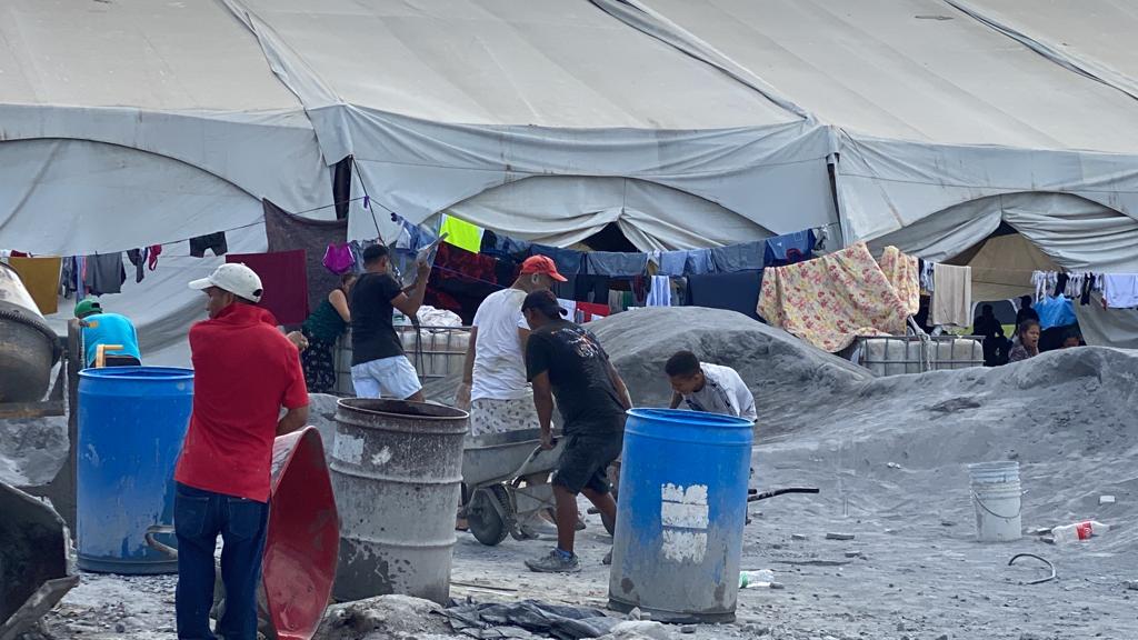 7. Migrantes construyendo