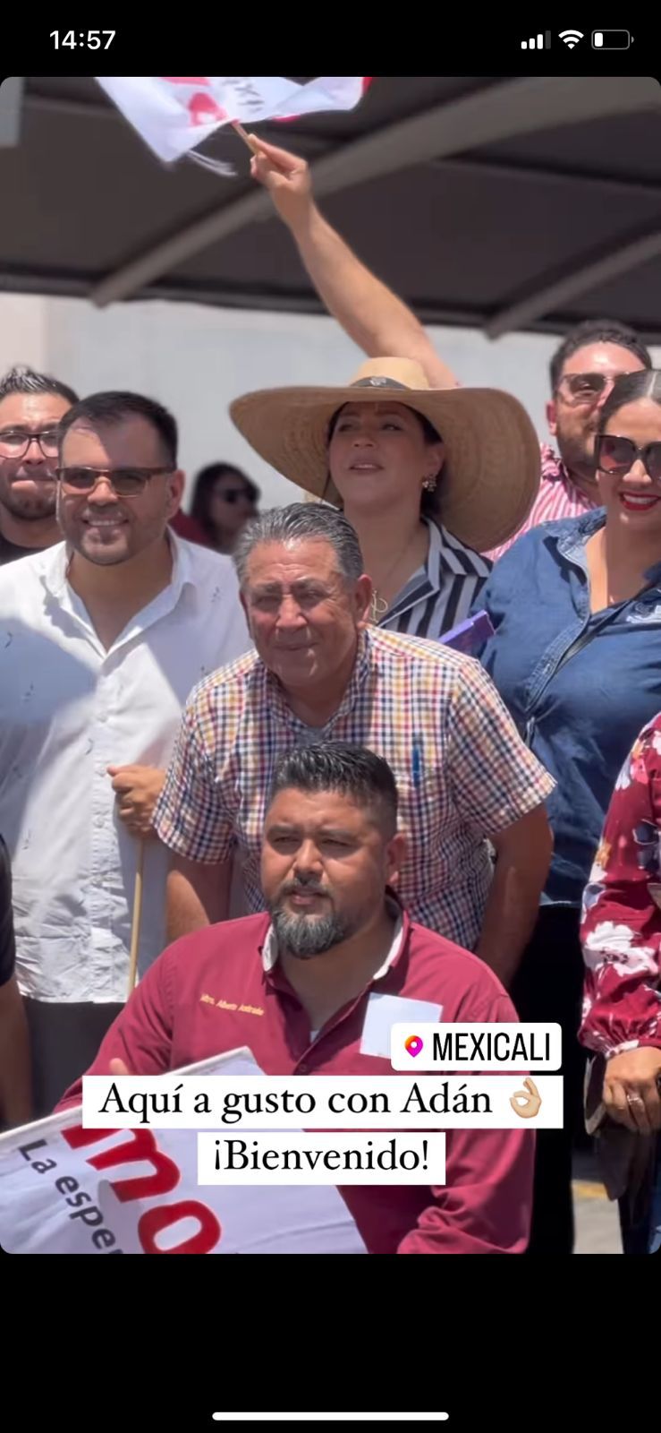 Funcionarios presumen volanteo en horario laboral 1 De blanco: Hector Rodríguez Del plantel Miguel Hidalgo, de Guinda: Alberto Andrade del plantel Vasconcelos, de azul Danitza Camacho docente del plantel Miguel Hidalgo, de Rayas atrás de ella David docente del plantel Nayarit