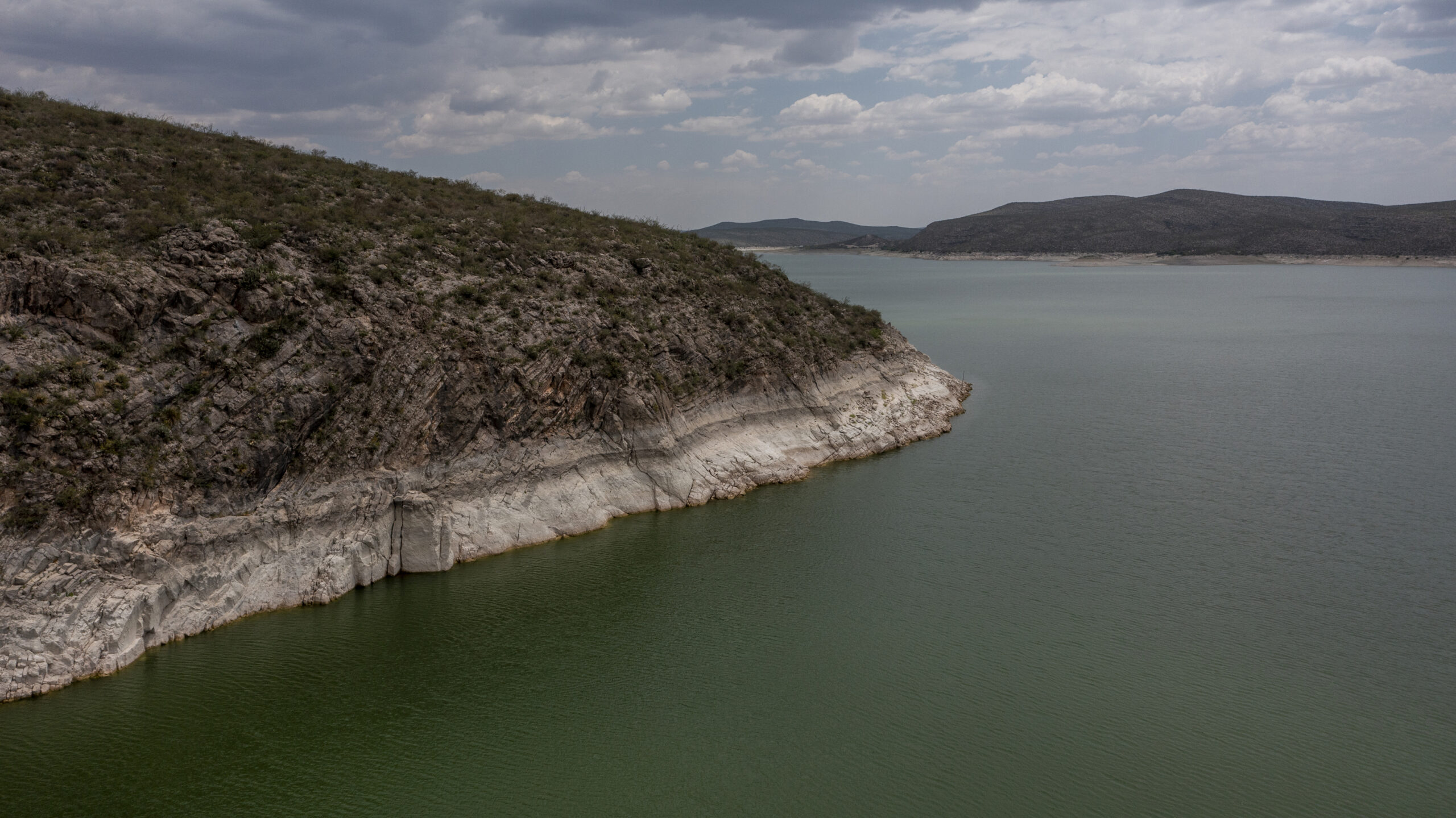 “Es nuestra presa”: La tensión crece en el río Bravo mientras México se atrasa con la entrega de agua 2 Una línea de agua es visible en el lago Toronto aguas arriba de la presa La Boquilla, en San Francisco de Conchos, Chihuahua. La presa genera energía hidroeléctrica y suministra agua de riego.
