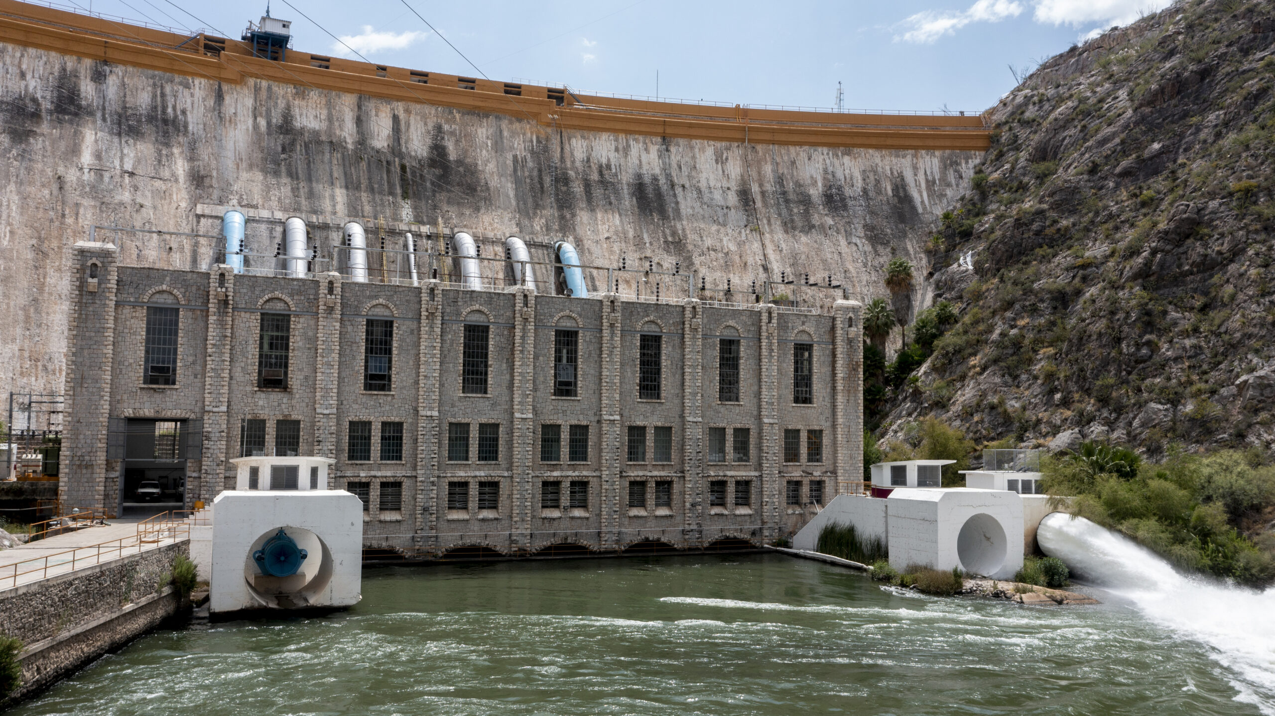 “Es nuestra presa”: La tensión crece en el río Bravo mientras México se atrasa con la entrega de agua 4 La presa de La Boquilla y el lago Toronto fotografiados con un dron en agosto de 2023. Según la agencia mexicana del agua, el embalse estaba al 44% de su capacidad.