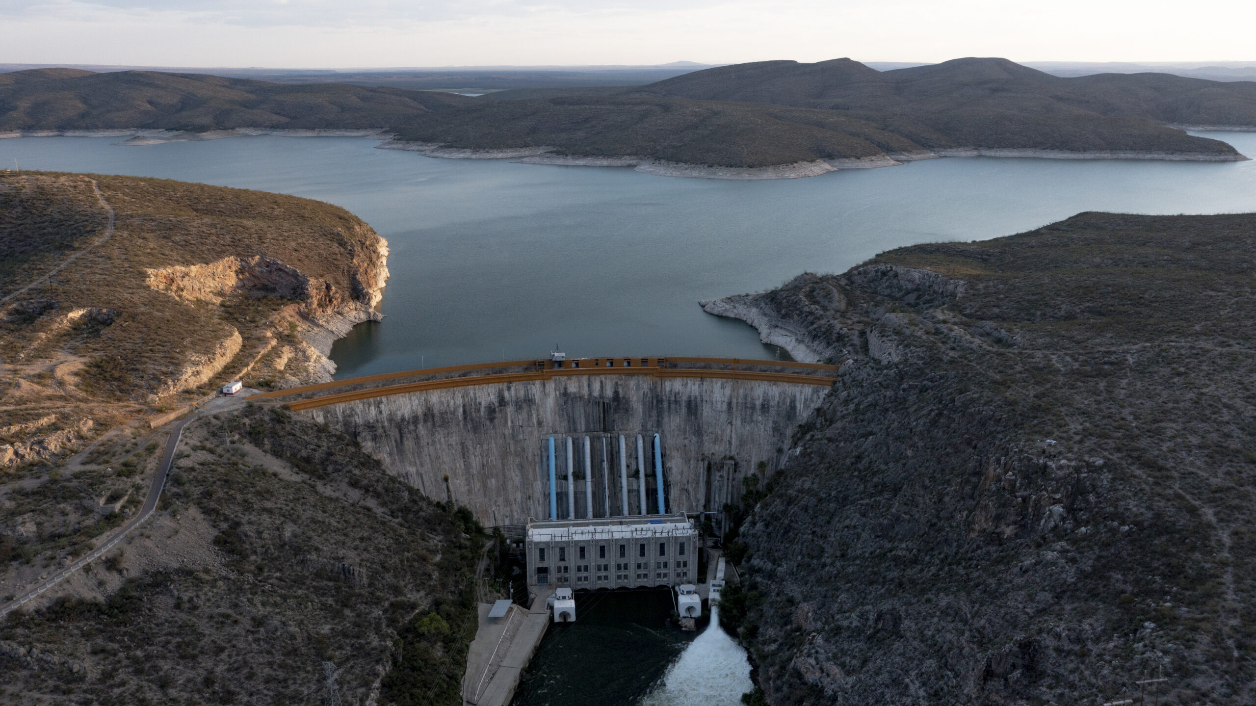 “Es nuestra presa”: La tensión crece en el río Bravo mientras México se atrasa con la entrega de agua 3 La presa de La Boquilla y el lago Toronto fotografiados con un dron en agosto de 2023. Según la agencia mexicana del agua, el embalse estaba al 44% de su capacidad.