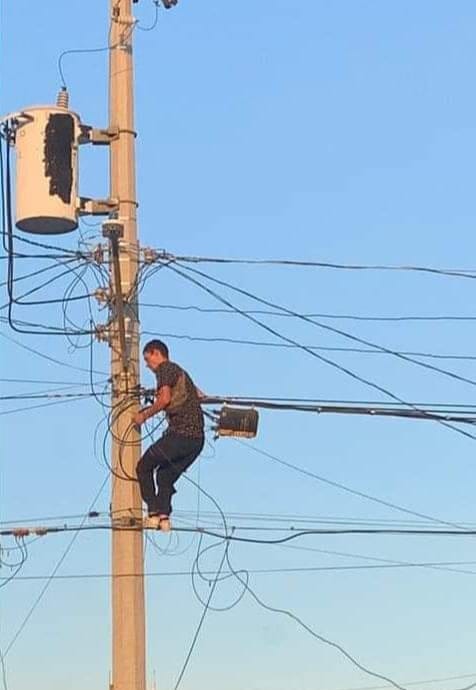 Nuevos empleados de la CFE trabajando en el area de Lomas Altas.estos no son tan exigentes con el equipo de Trabajo