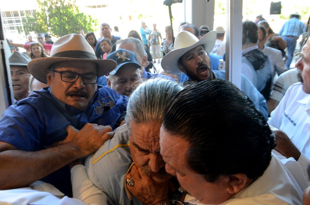 maestros entraron a la fuerza a la comparecencia