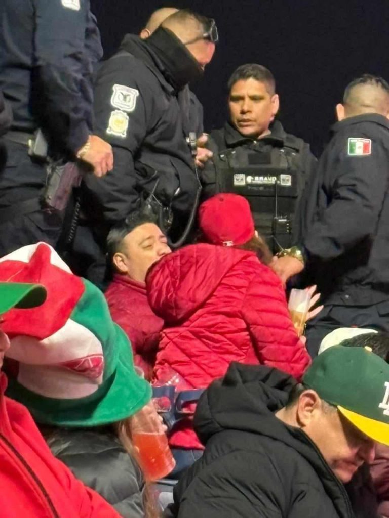 Suspenden a funcionario por agredir a joven en Serie del Caribe 2 IMG 2090