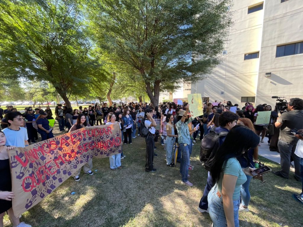 Estudiantes de la UABC Protestaron por la Inseguridad tras Intento de Secuestro 3 WhatsApp Image 2025 10 03 at 10.25.37 AM